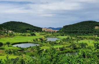 푸른 바다와 송림이 어우러진 천혜의 자연 환경을 갖춘 서해안    고급 휴양형 골프 리조트 골든베이C.C 1박2일골프 with Durigolf