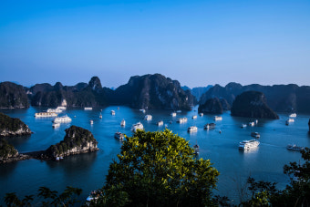 베트남 몽까이Mongcai에서 하롱Halong 그리고 하롱베이 Halong Bay.