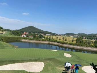 베트남 박지앙 골프장 엔중 골프 & 리조트 (Yen Dung Golf & Resort)는 정식적으로 앰버 힐스 골프 & 리조트 (Amber Hills Golf & Resort)로