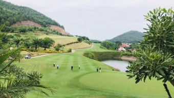 베트남 박지앙 골프장 엔중 골프 & 리조트 (Yen Dung Golf & Resort)는 정식적으로 앰버 힐스 골프 & 리조트 (Amber Hills Golf & Resort)로